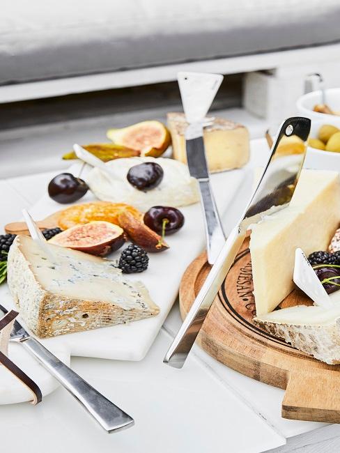 Deux assiettes de fromages avec différents types de fromages