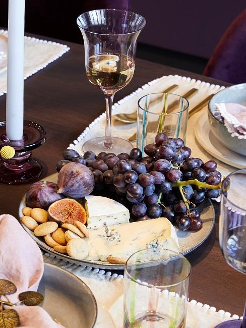 Table dressée avec assiette de fromage