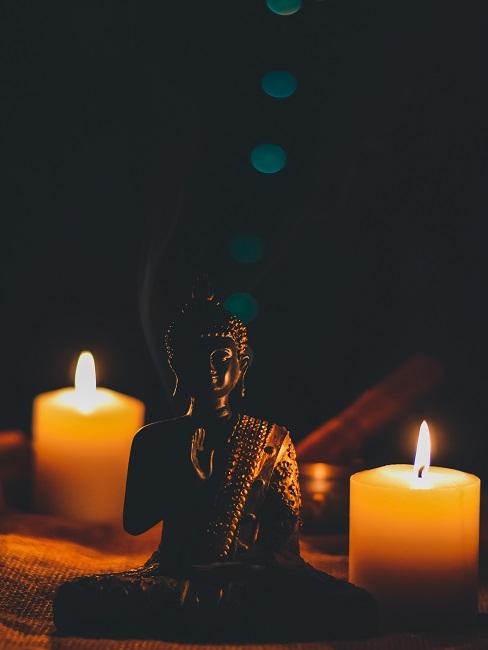 Petite figurine du Bouddha éclairée