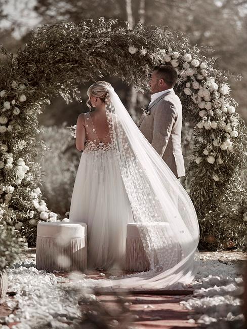 Hochzeit planen Brautpaar (Delia Fischer und ihr Mann) bei der Trauung