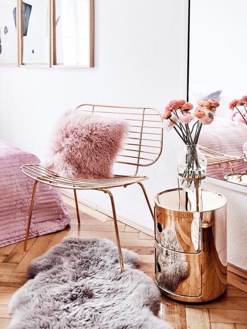 Dormitorio con motivos decorativos en dorado, rosa y bronce