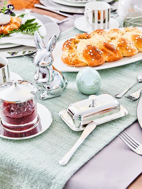 Limpiar cubertería de plata Mesa de brunch con cubertería de plata y pan de leche