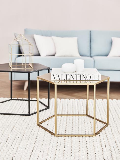 muebles-metalicos-salon Salón con sofá azul claro y mesas auxiliares metálicas