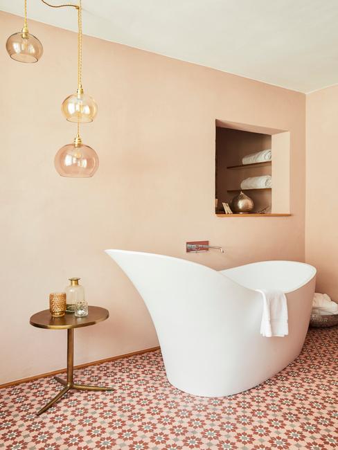 azulejos-pequenos Cuarto de baño con bañera grande y suelo de azulejos pequeños