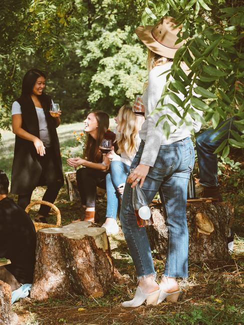 despedida-de-soltera Amigas en el campo bebiendo vino