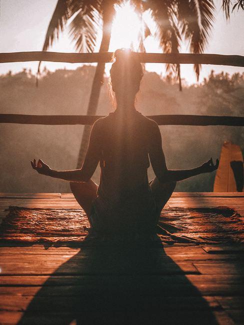 meditacion-para-principiantes Mujer practicando meditación durante el atardecer