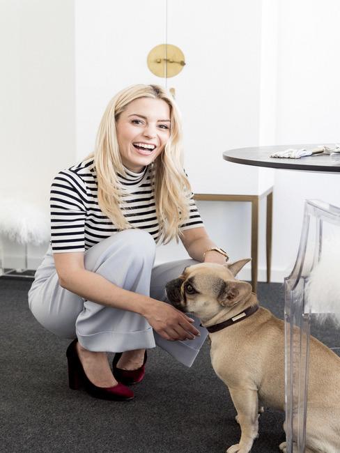 perros-en-la-oficina Delia con su bulldog francés en la oficina