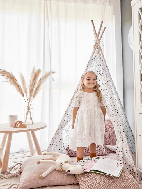hacer de niñera Niña pequeña en su habitación con una tienda tipi