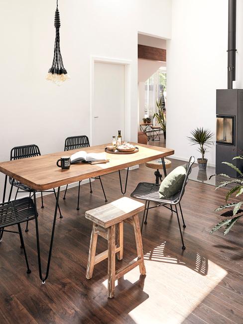 salon-con-mini-chimenea Salón comedor con mesa y sillas de madera y mini chimenea