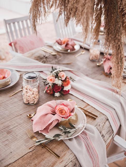 boda-en-el-jardin Flores rosas sobre mesa de boda en el jardín