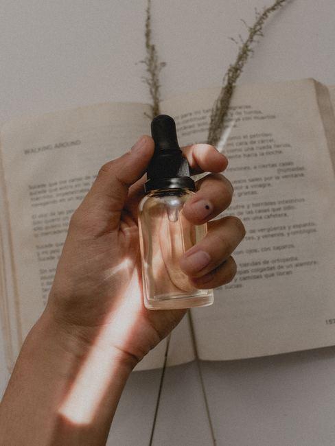 cosmeticos-naturales Mano de mujer sosteniendo fragancia para cosmeticos naturales