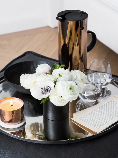 neutralizar-olores Mesa auxiliar negra con elementos decorativos, vela y flores