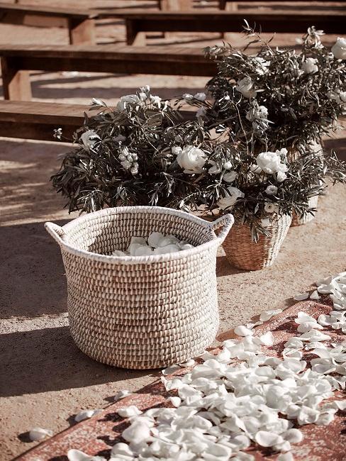 decoración floral para boda pétalos de rosa blancos en una cesta como decoración de boda