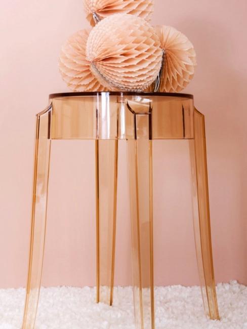 manualidades-pompon Taburete transparente rosáceo con pompones rosas