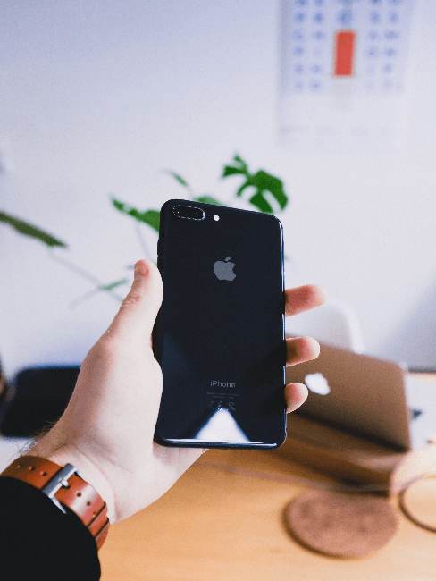iphone negro para manejar el sistema de casa inteligente