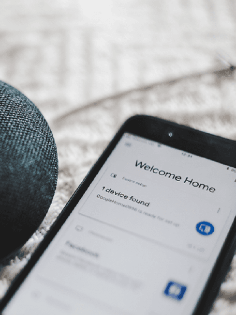 smartphone negro con una aplicación de casa inteligente