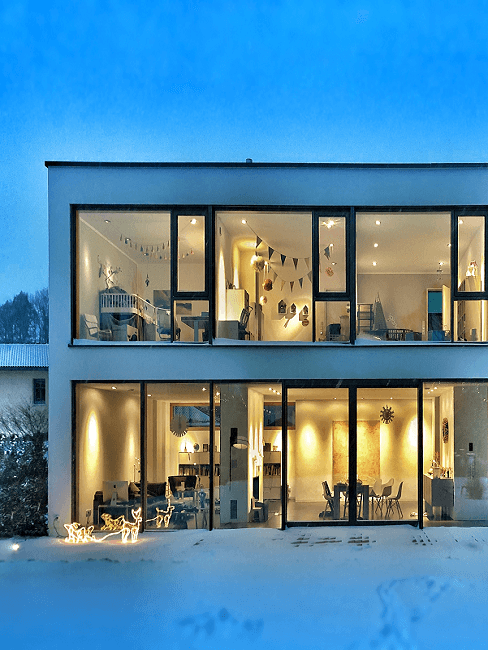casa inteligente casa grande al estilo moderno con ventanas grandes