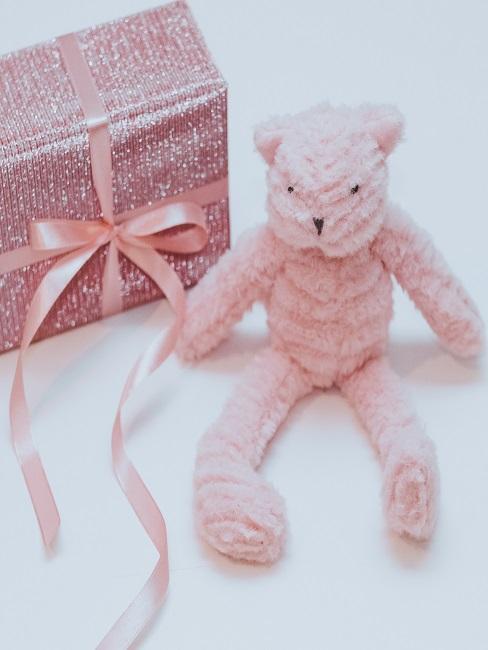 regalos de bautizo oso peluche de color rosa y un regalo de bautizo