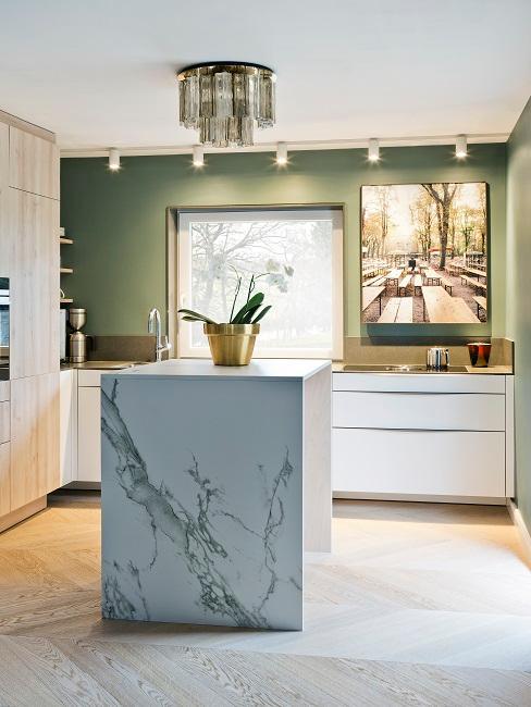 Cuisine moderne dans les tons vert clair, blanc, bois clair, ilot central en marbre