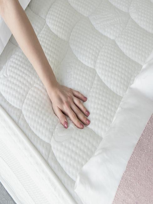 Surmatelas main posée sur un surmatelas