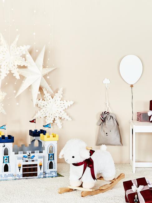 Chambre d'enfants avec un chateau Playmobil et un cheval de bois blanc