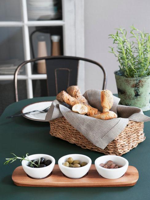 Vaisselle en bambou plats et paniers en bois et bambou sur une table
