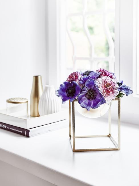 bouquet de fleurs fleurs violettes dans vase en verre