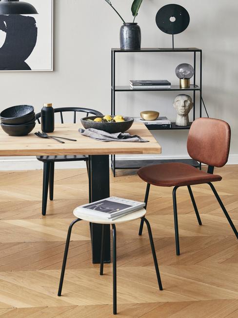 Fauteuil en cuir marron dans un salon de style industriel