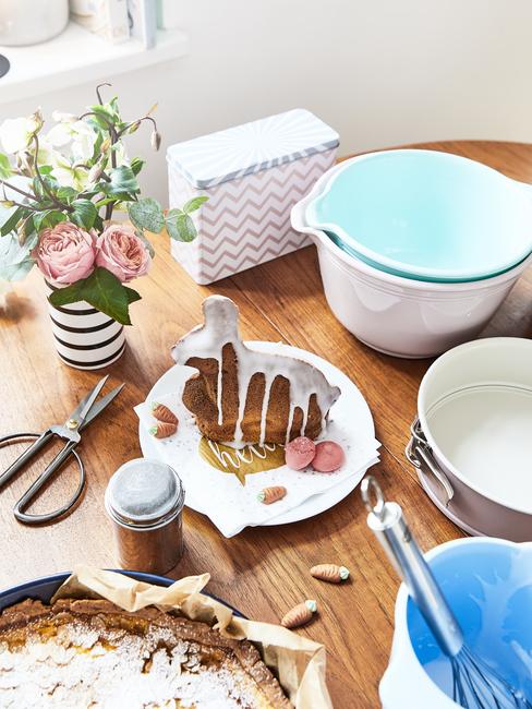 nettoyer-meubles-cuusine-bois Table de cuisine en bois avec bols, assiètes et gateau