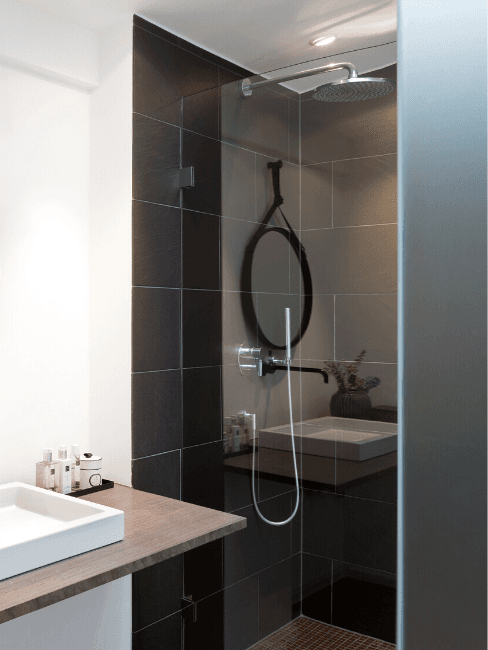 salle-de-bains-petite Douche moderne en couleur noire