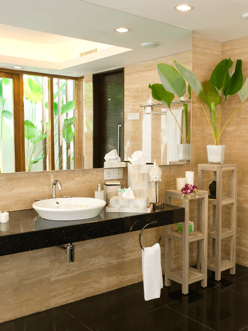 rangement-salle-de-bains Grande salle de bains en bois avec des étagères