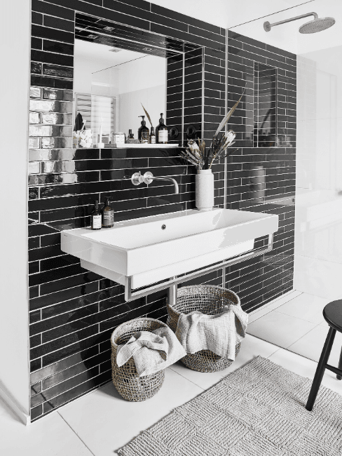 Salle de bains moderne en noir et blanc