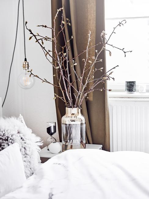 classiques-design Chambre à coucher blanche avec un grand rideau marron au fond