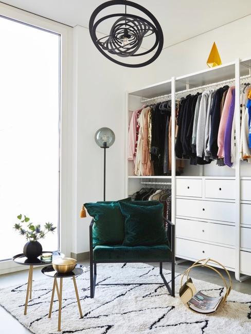 dressing Chambre avec grand dressing, fauteuil vert sur tapis noir et blanc et grande fenêtre