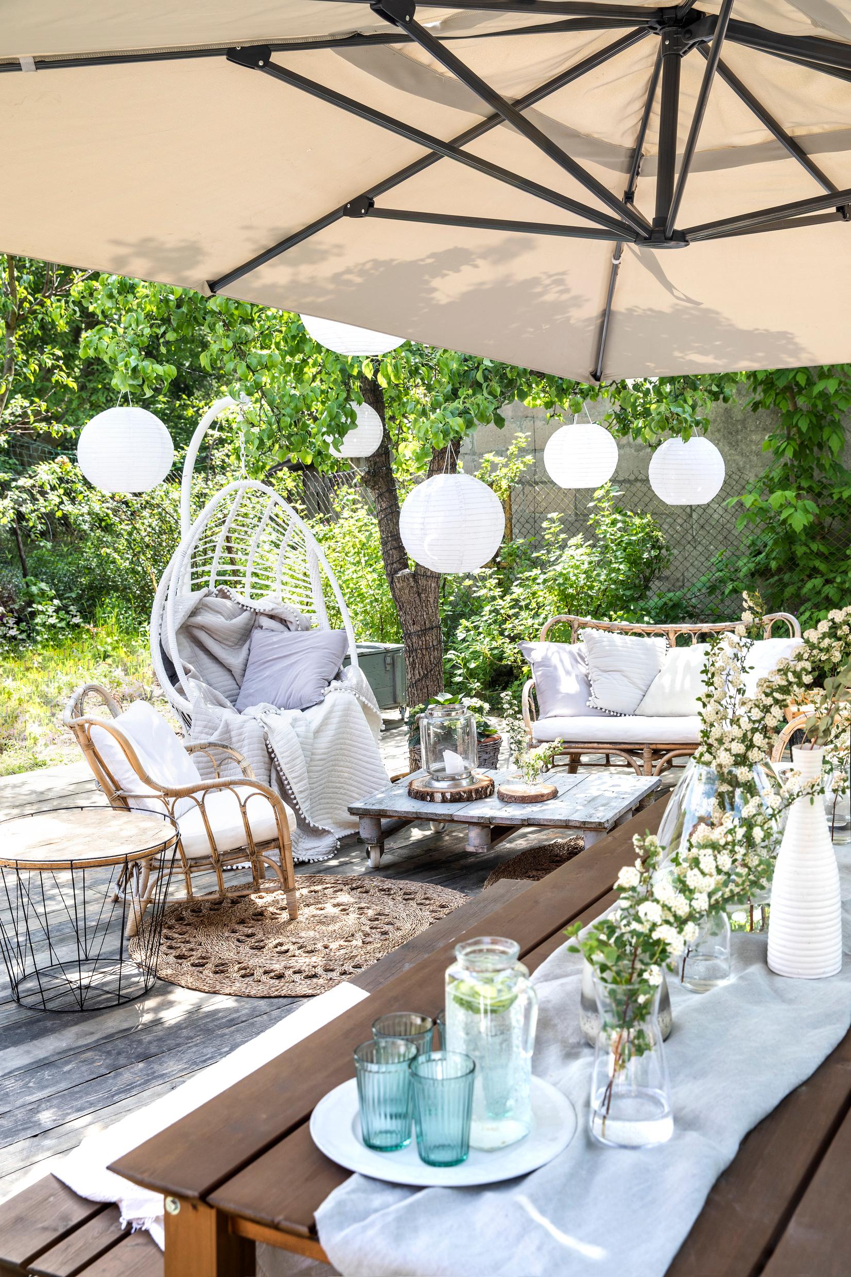 Ameliorer l’ambiance Table de jardin avec lanternes et grand parasol carré