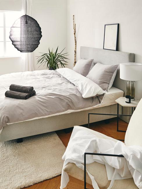 deco-chambre-parentale Chambre à coucher avec grand lit gris et décoration moderne