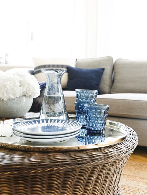 verre-colore table en rotin avec une caraffe et des verres bleus