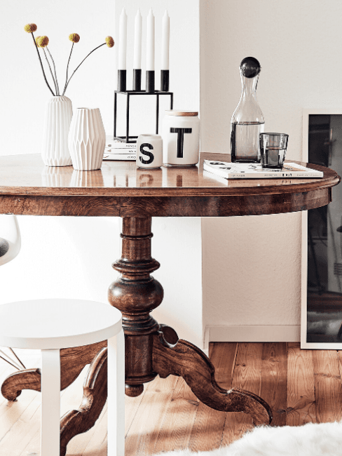 vernir-table Table ronde en bois verni