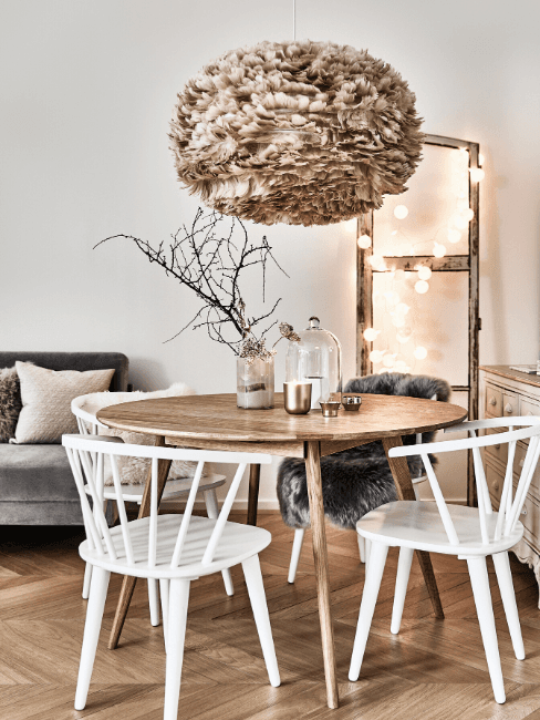 Table de salon ronde en bois avec des chaisses en bois blanches
