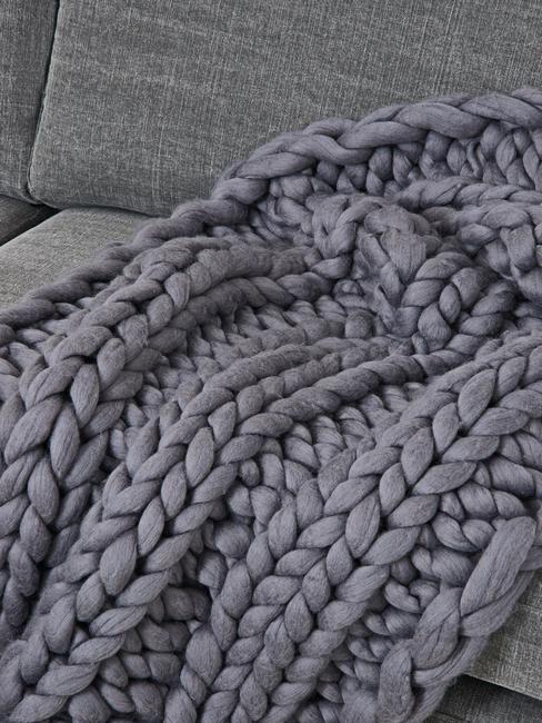 gris-anthracite Couverture gris anthracite sur un canapé gris clair