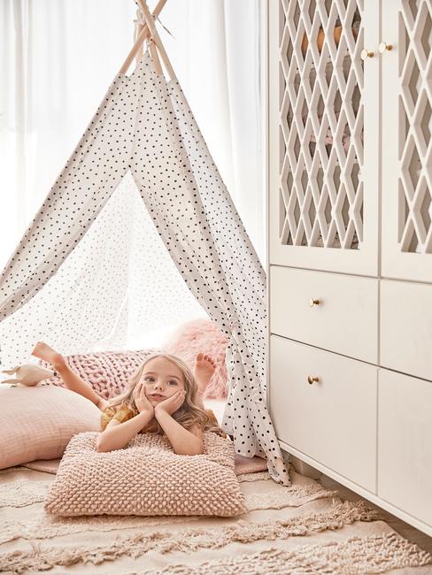 enfants-tipi Petite fille dans un tipi installé dans un salon clair