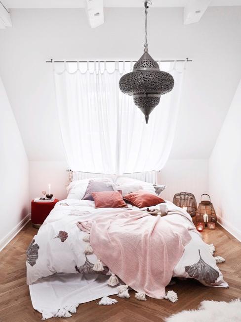 chambre-mansarde Chambre à coucher mansardée avec grande fenêtre