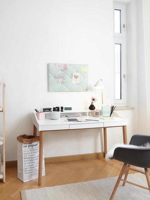 Bureau avec vision board