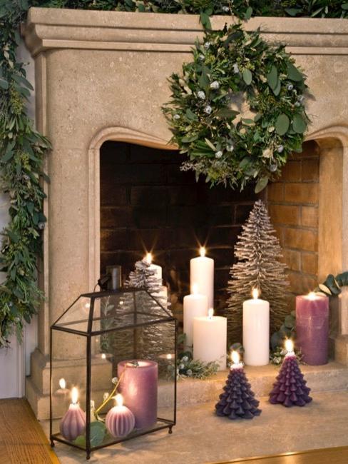 cantou Cheminée décorée avec bougies et gui