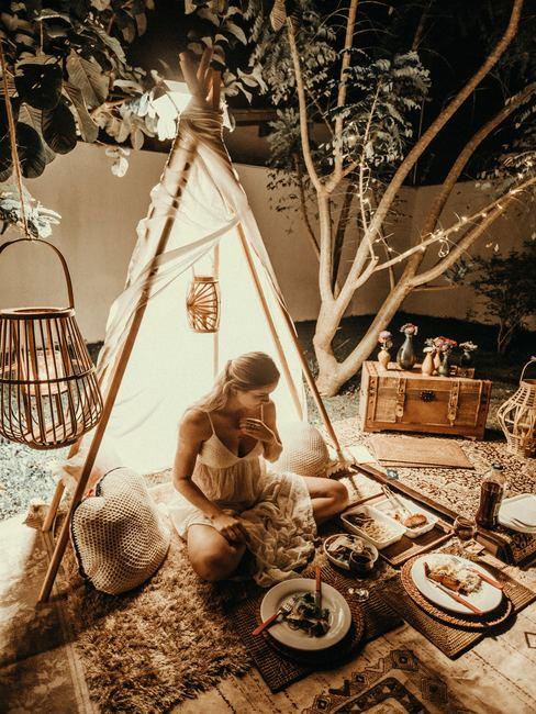 Valentine-Day Femme assise dans un décore enchanteur bougies et repas