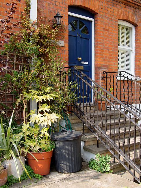 maison-de-ville façade de maison de ville porte bleue et plantes