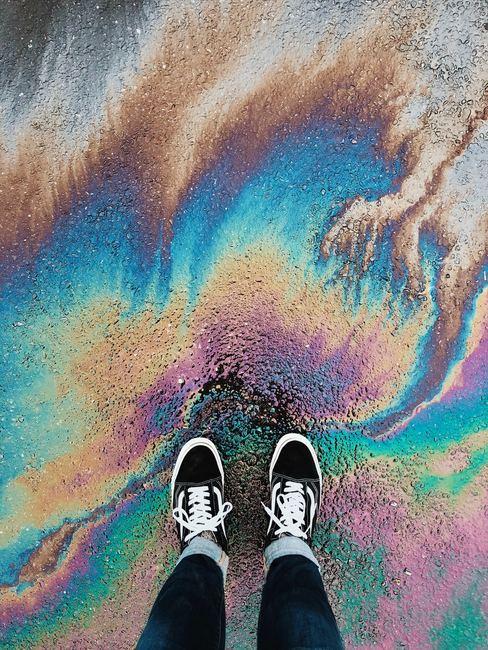 iridescent Sol après pluie jeu de couleur arc en ciel