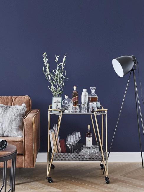 Guida ai colori delle pareti Confortevole salotto con misto di colori e parete blu sullo sfondo