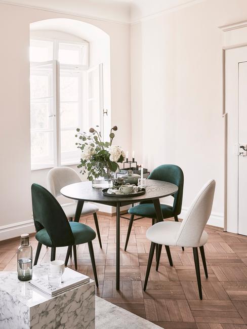 home staging sala da pranzo con tavolo rotondo e sedie imbottite verdi e bianche