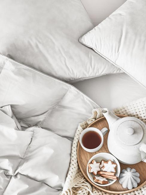 digital detox vassoio con tè e biscotti sopra a letto sfatto
